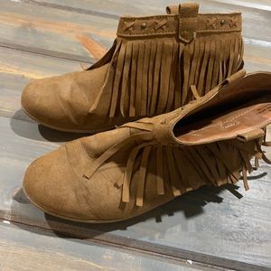 Girls size 4 fringe booties